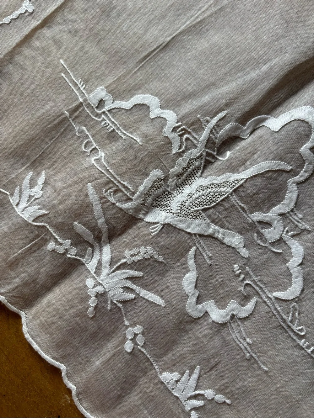 Vintage Hand-Embroidered Linen Table Runner Scalloped Edge Traditional Heritage